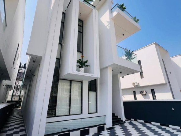 Luxuriously Built 5 Bedroom Detached Duplex with BQ in Lekki - Chaman Properties